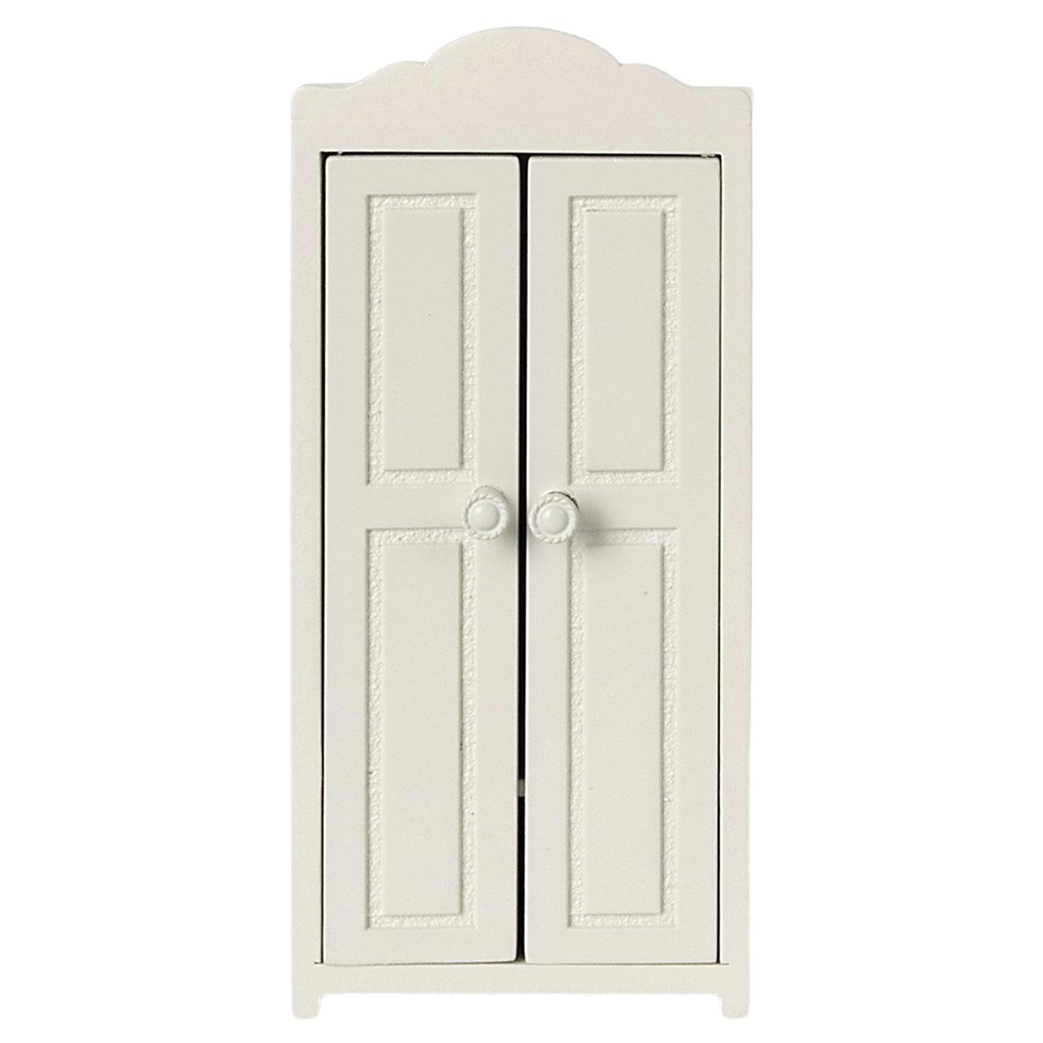 Wooden Closet, Mouse